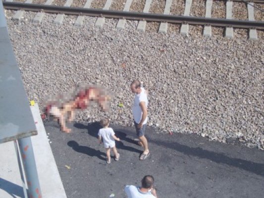 Autorităţile fac anchetă în cazul copilului pus să se uite la un cadavru tranşat de tren!